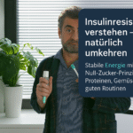 Mann in einem modernen Raum hält ein gesundheitliches Produkt in der Hand, umgeben von Pflanzen und einer Spiegelreflexion, mit dem Text "Insulinresistenz verstehen – natürlich umkehren" sowie Informationen zu stabiler Energie und einer gesunden Ernährung.