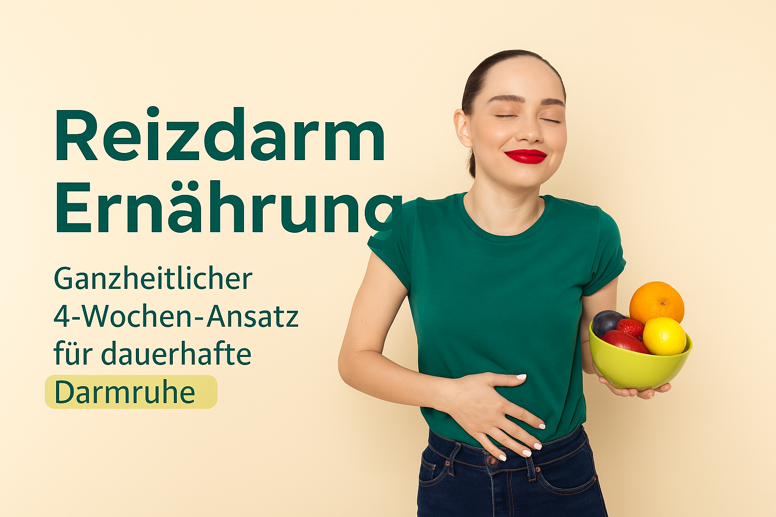 Frau mit geschlossenen Augen in grünem Shirt hält eine Schüssel mit verschiedenen Früchten und drückt leicht ihren Bauch, symbolisiert gesunde Ernährung und ganzheitlichen Ansatz zur Linderung von Reizdarmbeschwerden.