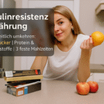 Frau in der Küche hält eine Orange und zeigt mit der Hand auf eine Gruppe Äpfel, während sie an einem Tisch mit Lebensmitteln sitzt; Hintergrund mit Küchenschränken. Text auf dem Bild: "Insulinresistenz Ernährung: Ganzheitlich umkehren: Null-Zucker | Protein & Ballaststoffe | 3 feste Mahlzeiten.